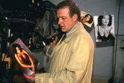 Heimlich hat sich Dr. Sänger (Leonard Lansink) zu der Wohnung des Liebhabers seiner Frau Zugang verschafft. Die Fotos, die er dort findet, bringen ihn auf eine Idee.