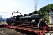 Die Lok des "Hitoyoshi Steam Train" auf der Drehscheibe in Hitoyoshi - die Lok von 1922 ist eine der ältesten betriebsfähigen Dampfloks in Japan.