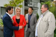 Die Kommissare (Igor Jeftic, 2.v.r.; Joseph Hannesschläger, r.) vermuten, dass Winscheck (Ursula Gottwald, 2.v.l.) und Gerber (Martin Kloss, l.) nicht nur eine geschäftliche Beziehung miteinander teilen.
