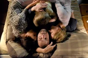 Frank liegt zwischen der schlafenden Julia, der schlafenden Ella und der schlafenden Diana im Bett. Alle sind eng an ihn gepresst. Frank ist hellwach. Starrt an die Decke. Versucht einen Arm zu bewegen, ein Bein –hoffnungslos. Er ist gefangen, und er weiß es.