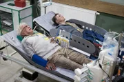 Hans Rehmann (Thomas Goritzki, li.) erkennt Falk Kovac (Kjell Brutscheidt, re.) sofort wieder. Falk ist der junge Mann, der ihn nach der Gasexplosion aus seinem Zimmer gerettet hat. Hans Rehmann feiert ihn als seinen Retter, doch Falk gibt sich wortkarg und will davon nichts wissen.