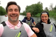 Moderator Marco Schreyl (l) und seine Reisebegleiter Nicky Herrmann und Steffi Hein (r) paddeln mit Faltbooten von Goldberg in der Mecklenburgischen Seenplatte bis zur Ostsee.
