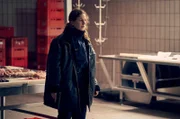 Tanja (Lou Strenger) ist zum Showdown im Schlachthof eingetroffen.