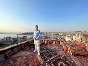 Leon Windscheid bei Dreharbeiten in der "Galata Rooftop Bar" mit Blick auf den Bospurus und die asiatische Seite. Auf der anderen Seite hingegen sieht man das goldene Horn mit der Altstadt.