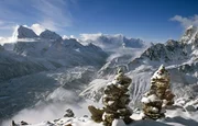 Blick aus 5000 Meter H&ouml;he vom Gokyo Ri in der Khumbu-Region des nepalesischen Himalaya - eine Dreh-Location des Filmteams. Zu sehen sind der Ngozumpa-Gletscher (einer der gr&ouml;&szlig;ten der Region) und in der Ferne die Gipfel von Cholatse und Taboche.