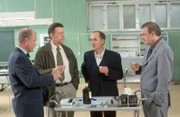 Gemeinsam feiern die Kollegen Dr. Bondzio (Dieter Mann, l.), Joe Hoffer (Jörg Gudzuhn, 2.v.l.) und Dr. Kolmaar (Ulrich Mühe, 2.v.r.) schon einmal den "Ausstand" des Oberstaatsanwaltes Dr. Sänger (Leonard Lansink, r.), der nach Karlsruhe an den BGH versetzt wurde.