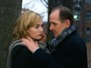 Dr. Judith Sommer (Gesine Cukrowski) verfrüht aus Amerika zurück und überrascht Robert (Ulrich Mühe) und die Oberstaatsanwältin nach einem Rendezvous. Judith macht Robert unmissverständlich klar, dass sie noch Zeit braucht.