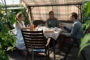 Die Vorfreude auf das Baby wird bei Anna (Hedi Honert, l.) und ihrer Mutter Karin (Lena Stolze, M.) durch Antons Arbeitsplatzverlust getrübt. Tilo (Enno Hesse, r.) versucht die Frauen aufzumuntern.