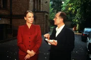 Rein zufällig machen Dr. Kolmaar (Ulrich Mühe, r.) und die zukünftige Oberstaatsanwältin Dr. Tanja Rose (Claudia Messner, l.) Bekanntschaft vor dem Institut, nämlich als Dr. Kolmaar Augenzeuge der Einparkkünste seiner zukünftigen Kollegin wird.