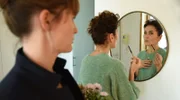 Der erste Verhandlungstag. Clara (Emily Cox) spricht mit Maren (Marie-Lou Sellem).
