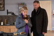 Roland steht seiner Freundin und Kollegin Kathrin bei, als sie zu Hause Sachen für den Klinikaufenthalt ihrer Tochter zusammensucht.