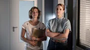 Tomke Jennsen (Anjorka Strechel, l.) und Nina Weiss (Julia E. Lenska, r.) erstatten Bericht, was sie herausgefunden haben.