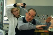 Die beiden Gerichtsmediziner Dr. Judith Sommer (Gesine Cukrowski) und Dr. Robert Kolmaar (Ulrich Mühe) stellen den Tathergang nach und kommen dadurch zu einer wichtigen Erkenntnis.