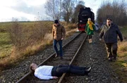 ARD HEITER BIS TÖDLICH - ALLES KLARA II, FOLGE 19 (WH.), "Zur Strecke gebracht". Ein Mann (Komparse) liegt auf den Gleisen, gerade noch rechtzeitig stoppt die Harzer Schmalspurbahn. Paul Kleinert (Felix Eitner, 2.v.l.), Klara (Wolke Hegenbarth, 2.v.r.) und Ollie (Christoph Hagen Dittmann, r.) eilen herbei.