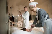 Otto (Jannik Schümann) und Schwester Christel (Frida-Lovisa Hamann) versorgen den frischoperierten Jungen.