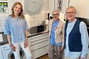 Ofen säubern mit natürlichen Mitteln. Hauswirtschaftsmeisterin Nora Müller (r.). erklärt Marianne und Roland Strahl-Gromotka (l.), wie es geht.