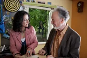 Mit Hilfe des alten Kalligraphen (Achim Hübner) versucht Yasemin (Sanam Afrashteh) dem Geheimnis der verschlüsselten Botschaften auf die Spur zu kommen.
