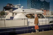 Wilfried Stegner (Jochen Busse) hat sich unbemerkt die Schlüssel von Töppers Yacht genommen und will sich jetzt darauf umsehen.
