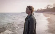 Iris (Sofia Helin) versucht, sich am Strand in Ystad zu entspannen.
