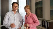 Thomas (Christian Schmidt, l.) und Bettina Rauch (Nina Vorbrodt, r.) erscheinen verdächtig. Kurz vor ihrem Tod führte Daniela mehrere Telefonate mit Thomas Rauch. Angeblich rein beruflicher Natur. Oder hatten die beiden ein Verhältnis, von dem Daniela Rauch erfahren hat?