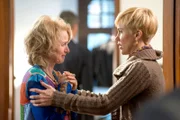Anne Krause (Emanuela von Frankenberg, l.), die Schwester von Frau Walther, die die Leiche entdeckt hat, lässt sich nicht beruhigen. Kleinert schickt Klara (Wolke Hegenbarth, r.) zu ihr.