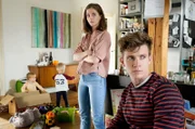 Großer Streit zwischen Jonas Mertens (Lennart Betzgen, r.) und Marie (Paula Kroh, l.), der Mutter der Zwillinge Jakob und Mia. Jonas soll einem Vaterschaftstest zustimmen und keinen Kontakt mehr zu seinen Kindern haben.
