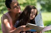 Leyla (Sanam Afrashteh, l.) und Raya (Luna Elez, r.) genießen den Nachmittag im Grünen.