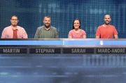 ARD GEFRAGT - GEJAGT FOLGE 773, "Radiospecial". Jetzt wird aufgedreht! In zehn Ausgaben des Vorabendquiz‘ „Gefragt – Gejagt“ im Ersten treten beliebte Moderatorinnen und Moderatoren von ARD-Radiowellen gegen die „Quiz-Elite“ an. An ihrer Seite stehen jeweils drei Hörerinnen bzw. Hörer aus dem jeweiligen Sendegebiet. Moderator Alexander Bommes. Im Bild die Kandidat:innen: Martin Schneider, Stephan Lesch, Sarah Lang und Radiomoderator Marc-André Kruppa (SR 1).