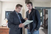 Alexander Kahnweiler (Mark Keller, l.) kommt mit brisanten Unterlagen in Martins (Hans Sigl, r.) Praxis.