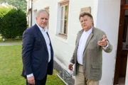 Der Abgeordnete Josef Karger (Lukas Resetarits, rechts) versucht Moritz Eisner (Harald Krassnitzer) vom wahren Hintergrund der Ereignisse abzulenken.