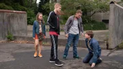 Pia Stern (Amelie Hennig, l.) traut sich nicht einzugreifen als die Brüder, Pascal (Karl Schaper, 2.v.l.) und Mirko Münchhoff (Vito Sack, 2.v.r.) Lukas Berger (Filip Januchowski, r.) schickanieren.