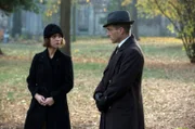 Charlotte (Liv Lisa Fries) und Gereon Rath (Volker Bruch) am Grab von Greta