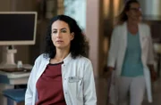 Leyla (Sanam Afrashteh) wirkt bedrückt.