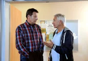 Gunter (Hermann Toelcke, l.) holt sich nach dem Streit mit Carla, Rat bei Thomas (Gerry Hungbauer, r.).