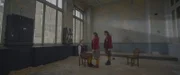 Die Lehm-Menschen (M. Barbara Hellemans, r. Davide Belotti) halten Maya (l. Julie Lamberton) gefangen.