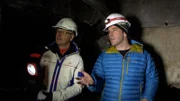Prof. Michael Krautblatter (rechts) von der Technischen Universität München geleitet Karsten Schwanke in die Stollen auf 2.800 Meter Höhe, die zur Permafrostlinse der Zugspitze führen.
