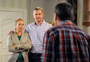 ARD ROTE ROSEN FOLGE 1370, am Donnerstag um 14:10 Uhr im ERSTEN. Entschlossen teilt Carla (Maria Fuchs, l. mit Joachim Kretzer, M.) Gunter (Hermann Toelcke, r.) mit, dass sie ihm die Führung des Hotels zurückgeben will.