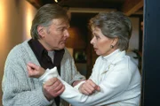Wieder einmal haben die Eheleute Karl Axer (Helmut Griem) und Maria Schwarzkopf (Karin Eickelbaum) einen heftigen Streit.