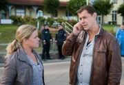 ARD HEITER BIS TÖDLICH - MORDEN IM NORDEN, II. Staffel der Krimiserie am Vorabend mit 16 neuen Folgen, Folge 18 "Der Pudelkaiser" am Dienstag (02.04.13) um 18:50 Uhr im Ersten. Am Strand von Travemünde wurde die Leiche von Björn Aufderheide gefunden. Er hat das Wochenende mit seinem Kegelclub im Hotel Strandidylle verbracht. Finn Kiesewetter (Sven Martinek, r.) und Sandra Schwartenbeck (Marie-Luise Schramm, l.) stecken mitten in den Ermittlungen.