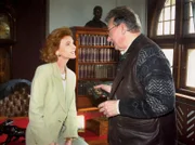 MDR Fernsehen TATORT, "Fluch des Bernsteinzimmers", am Mittwoch um 22:05 Uhr. Herzog Georg von Sachsen-Grunau (Friedrich Eberle) hat einen Fehdehandschuh zugeschickt bekommen. Seine Frau Anna (Jutta Kammann) hält das Lederstück lediglich für einen Scherz.