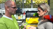 Der Edelpapagei Bibo verliert sein Kopfgefieder – während der Untersuchung wird Dr. Gerd Britsch von allen Seiten beobachtet.
