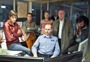 Von links: Hauptkommissarin Conny Mey (Nina Kunzendorf), Gefängsnisdirektor Rainer Vaske (Sylvester Groth), Katharina Enders (Nele Mueller-Stöfen), Hauptkommissar Frank Steier (Joachim Król) und Rudi (Sebastian Jacobi). Vorne: Wachmann Gauss (Niels Bormann).