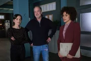 Endlich ist die neue Chefin da. Ella Hansen (Oceana Mahlmann, r.), begrüßt Franzi Berger (Paula Schramm, l.) und Oskar Schütz (Marek Erhardt, M.) in ihrem Team.