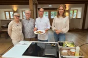 Marianne und Roland Strahl-Gromotka (l.) suchen nach einem Induktionsherd. Küchenchef Tobias Franz (m.) und Reporterin Hendrike Brenninkmeyer (r.) testen mit.