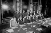 Frauen setzten sich früh für die Vision eines vereinten Europas ein. So Ursula Hirschmann, europäische Föderalistin der ersten Stunde. Nach ihrer Flucht vor den Nationalsozialisten wirkte sie 1941 am radikalen Manifest von Ventotene mit, das als Geburtsurkunde der Europäischen Union gilt. Ihre Überzeugung: Nur die Überwindung der Nationalstaaten kann weitere Weltkriege verhindern. - 1956 wird Marga Klompé (2.v.l.) Sozialarbeitsministerin und damit das erste weibliche Regierungsmitglied in den Niederlanden.