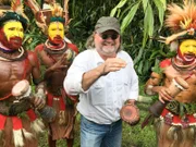 Passagier Uwe Fischer aus Berlin übt mit Einheimischen im Hochland von Papua-Neuguinea das Trommeln. Bei der Hochland-Tour präsentieren die Ureinwohner ihre traditionellen Stammesriten und Kostüme.