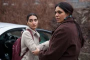 Nisha (Maria Mozhdah) und ihre Mutter (Ekavali Khanna).