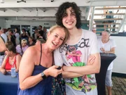 Die Passagiere Silke und Cosmo Hümmer, Mutter und Sohn, bei der Äquatortaufe an Bord des Kreuzfahrtschiffs "Grand Lady".