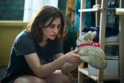 In Norah Richters (Deleila Piasko) Wohnung geschehen seltsame Dinge: Sie findet einen Stoffhasen in ihrem Badezimmer, den sie noch nie zuvor gesehen hat.