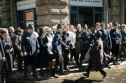 Charlotte (Liv Lisa Fries) versucht eine Polizeiabsperrung zu durchlaufen.